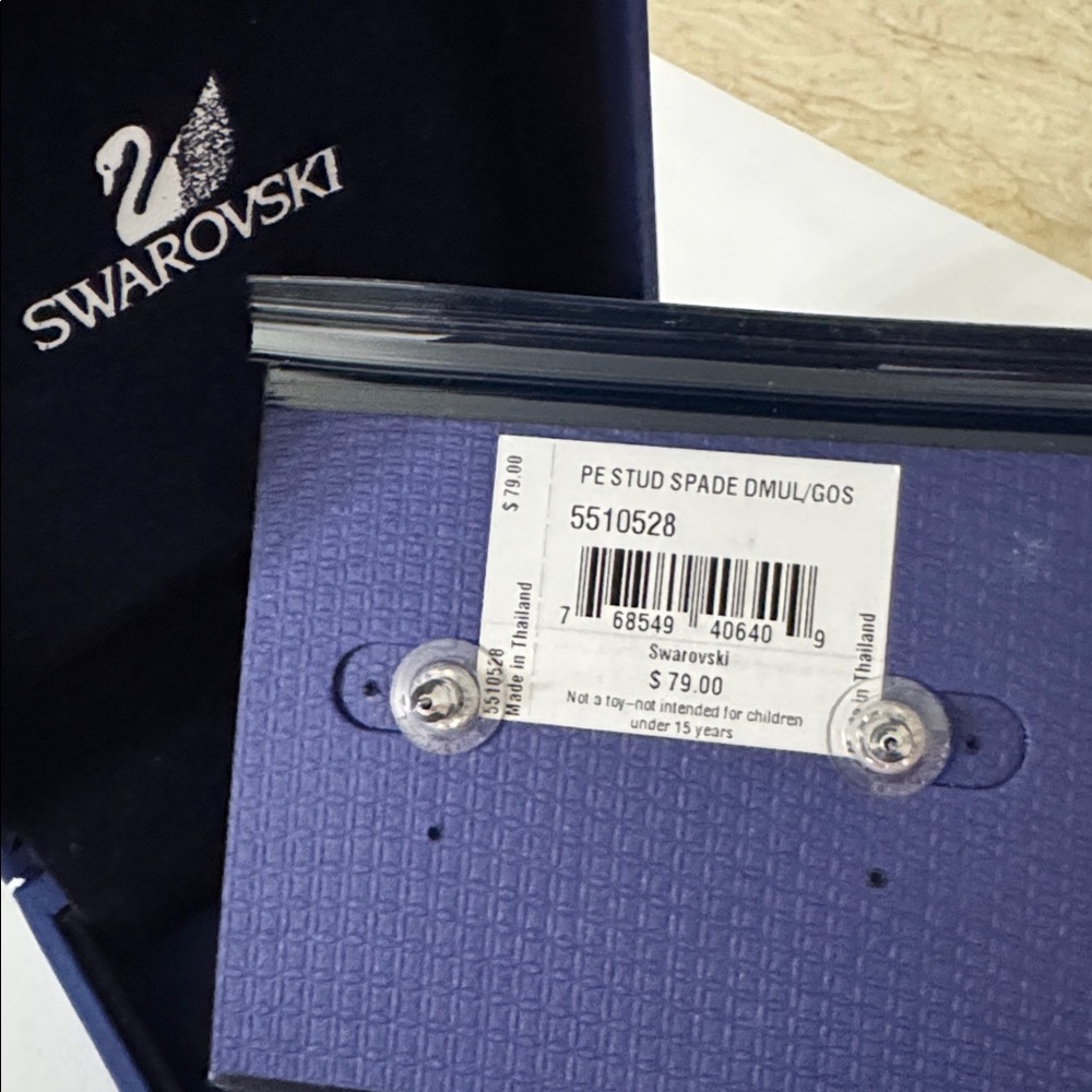 NWT Swarovski Crystal Stud Earrings - Picture 3 of 3